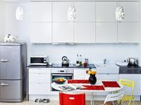 Funkcjonalna aranżacja kuchni. Białe meble kuchenne