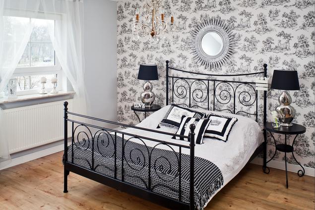 Sypialnia w stylu glamour z metalowym łóżkiem