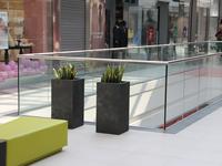 Dekoracyjne donice stalowe do aranżacji galerii handlowych