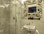 Elegancka aranżacja małej łazienki – styl klasyczny