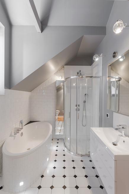 Łazienka na poddaszu – aranżacja białej łazienki